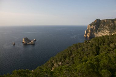 Santa Agnes de Corona 'daki adanın kuzeyindeki kayalıklardan deniz manzarası ve Ibiza' lı Ses Margalides