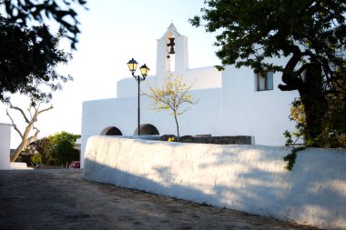 İbiza adasındaki Santa Agnes de Sa Corona kasabasındaki kilise..