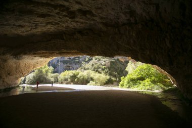 Ruta de las pasarelas, Alquzar. Nehirden geçen güzel bir yol. Metal geçitler ve doğa dağ boyunca ilerliyor..