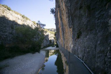 Ruta de las pasarelas, Alquzar. Nehirden geçen güzel bir yol. Metal geçitler ve doğa dağ boyunca ilerliyor..