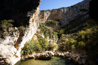 Ruta de las pasarelas, Alquzar. Nehirden geçen güzel bir yol. Metal geçitler ve doğa dağ boyunca ilerliyor..