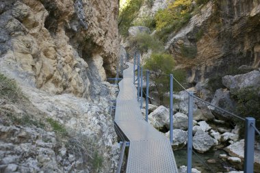 Ruta de las pasarelas, Alquzar. Nehirden geçen güzel bir yol. Metal geçitler ve doğa dağ boyunca ilerliyor..