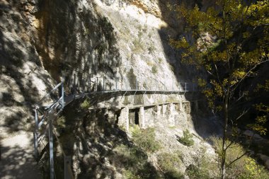Ruta de las pasarelas, Alquzar. Nehirden geçen güzel bir yol. Metal geçitler ve doğa dağ boyunca ilerliyor..