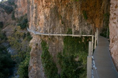 Ruta de las pasarelas, Alquzar. Nehirden geçen güzel bir yol. Metal geçitler ve doğa dağ boyunca ilerliyor..