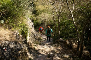 Ruta de las pasarelas, Alquzar. Nehirden geçen güzel bir yol. Metal geçitler ve doğa dağ boyunca ilerliyor..