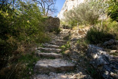 Ruta de las pasarelas, Alquzar. Nehirden geçen güzel bir yol. Metal geçitler ve doğa dağ boyunca ilerliyor..