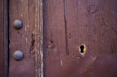 İspanya 'nın Huesca kentindeki bir ortaçağ kasabasının eski ahşap kapısı..