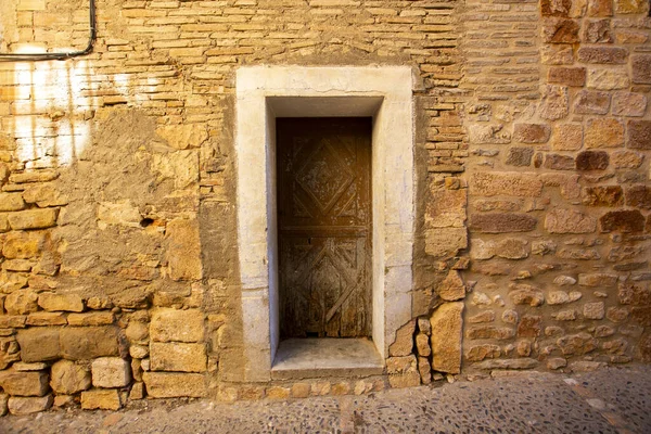 İspanya 'nın Huesca kentindeki bir ortaçağ kasabasının eski ahşap kapısı..