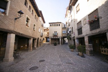 Alquezar, Aragon özerk bölgesi Huesca eyaletinin Somontano de Barbastro bölgesinde yer alan bir İspanyol kasabasıdır..