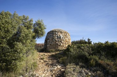 Alquzar 'daki eski çobanların barınağı, Aragon özerk topluluğu Huesca' nın ortaçağ İspanyol kasabası..