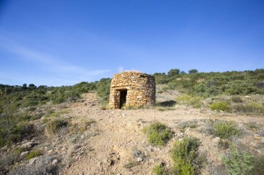 Alquzar 'daki eski çobanların barınağı, Aragon özerk topluluğu Huesca' nın ortaçağ İspanyol kasabası..