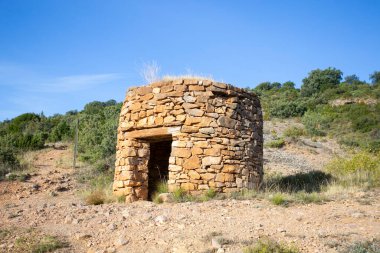 Alquzar 'daki eski çobanların barınağı, Aragon özerk topluluğu Huesca' nın ortaçağ İspanyol kasabası..