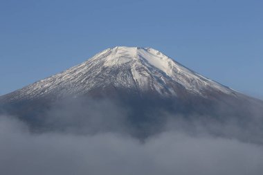 Japonya, Yamanakako 'daki Yamanaka Gölü' nden Fuji Dağı 'nın manzarası karla kaplı..
