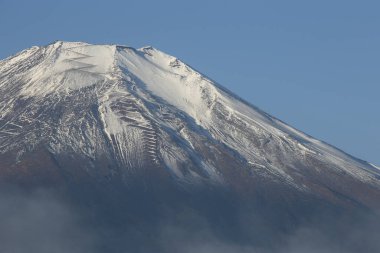Japonya, Yamanakako 'daki Yamanaka Gölü' nden Fuji Dağı 'nın manzarası karla kaplı..
