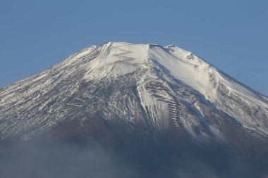 Japonya, Yamanakako 'daki Yamanaka Gölü' nden Fuji Dağı 'nın manzarası karla kaplı..