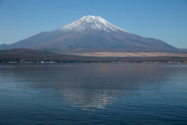 Japonya, Yamanakako 'daki Yamanaka Gölü' nden Fuji Dağı 'nın manzarası karla kaplı..