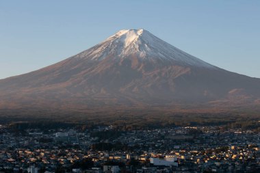 Fujiyoshida, Japonya 'daki Chureito Pagoda Tapınağı' ndan şafak vakti Fuji Dağı 'nın manzarası.