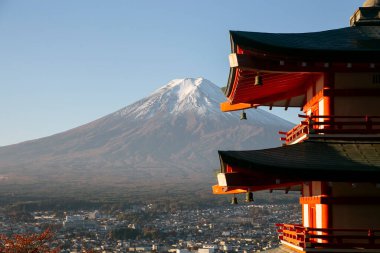 Fujiyoshida, Japonya 'daki Chureito Pagoda Tapınağı' ndan şafak vakti Fuji Dağı 'nın manzarası.
