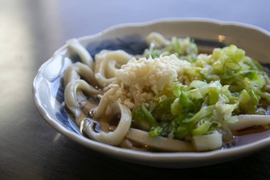 Japonya 'nın Fujiyoshida şehrinde miso sosuyla servis edilen soğuk Udon şehriye yemeği..