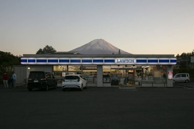 Yamanakako, Japonya; 1 Ekim 2023: Arkasında Fuji Dağı olan Lawson Supermarket.