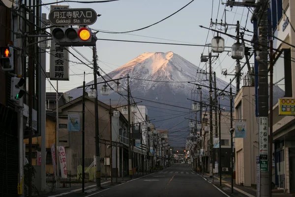 Japonya 'nın Fujiyoshida şehrinin sokaklarından şafak vakti Fuji Dağı' nın manzarası.