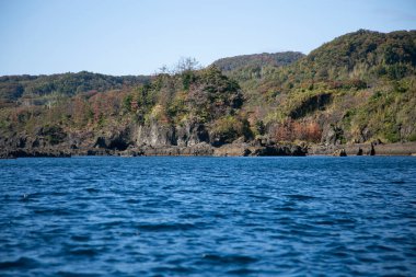 Japonya 'nın Niigata bölgesindeki Sado Adası' ndaki Ogi kıyısında volkanik hareketliliğin oluşturduğu kıyı şeridi..