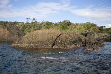Japonya 'nın Niigata bölgesindeki Sado Adası' ndaki Ogi kıyısında volkanik hareketliliğin oluşturduğu kıyı şeridi..