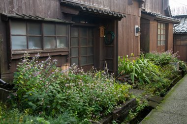 Shukunegi, Japonya 'nın Niigata Eyaleti Sado Adası' ndaki Edo döneminden kalma ahşap evleri olan eski geleneksel bir köy. Tahta evcil bir köy.