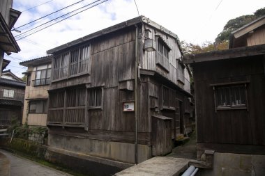 Shukunegi, Japonya 'nın Niigata Eyaleti Sado Adası' ndaki Edo döneminden kalma ahşap evleri olan eski geleneksel bir köy. Tahta evcil bir köy.