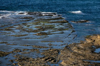 Japonya 'nın Niigata bölgesindeki Sado Adası' ndaki Ogi kıyısında volkanik hareketliliğin oluşturduğu kıyı şeridi..