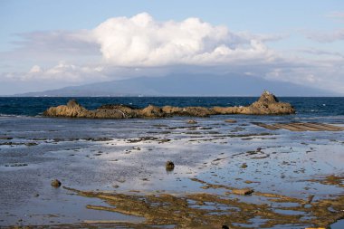 Japonya 'nın Niigata bölgesindeki Sado Adası' ndaki Ogi kıyısında volkanik hareketliliğin oluşturduğu kıyı şeridi..
