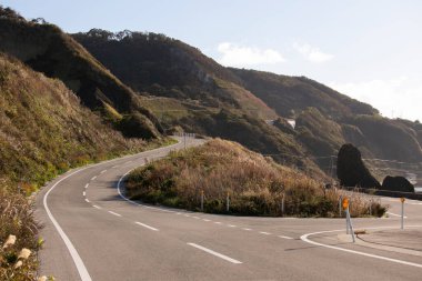 Japonya 'nın Niigata bölgesindeki Sado Adası' ndaki Ogi kıyısında volkanik hareketliliğin oluşturduğu kıyı şeridi..