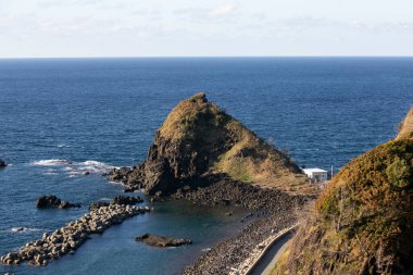 Japonya 'nın Niigata bölgesindeki Sado Adası' ndaki Ogi kıyısında volkanik hareketliliğin oluşturduğu kıyı şeridi..
