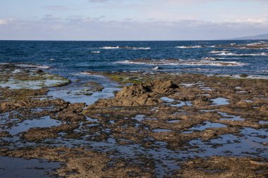 Japonya 'nın Niigata bölgesindeki Sado Adası' ndaki Ogi kıyısında volkanik hareketliliğin oluşturduğu kıyı şeridi..