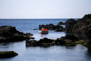 Shukunegi, Japonya; 1 Ekim 2023: Tarai Bune veya Ogi Sahili boyunca tekne turu yapan bir grup turist