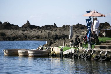 Shukunegi, Japonya; 1 Ekim 2023: Tarai Bune veya Ogi Sahili boyunca tekne turu yapan bir grup turist