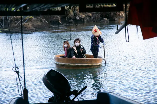 2023年10月1日 ヤジマ島 京島に沿ったタライ ブーンやチューブボートツアーを楽しむ観光客集団 — ストック写真