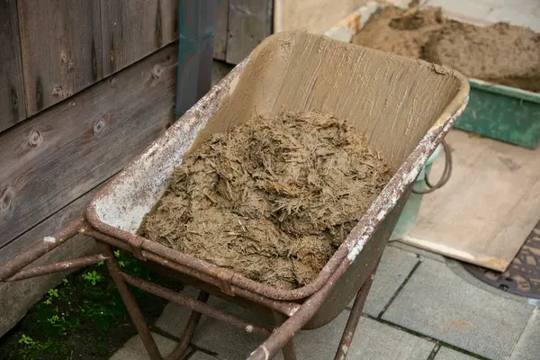 Mixture of straw and mud for the reconstruction of an old Japanese house.