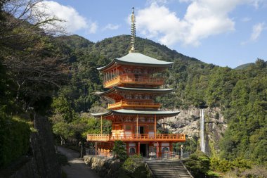 Kumano Grand Shinto Tapınağı, Japonya 'nın Wakayama şehrinde Nachi' nin yanındaki Budist tapınağı..