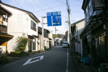 Ogi, Japonya 1 Ekim 2023: Sado Adası 'nın güneyindeki Ogi liman kasabasının manzarası.