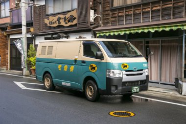 Ogi, Japonya 1 Ekim 2023: Yamato Van 'ı Sado Adası' nın güneyindeki Ogi şehrinde naklediyor..