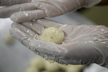 Shizuoka, Japonya 'da bir tofu dükkanında kızartılmış tofu topları hazırlıyorum..