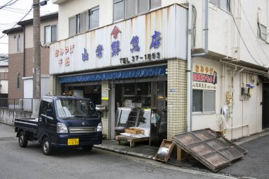 Ito, Japonya; 1 Ekim 2023: Ito City, Shizuoka, Japonya 'da bir kurutulmuş balık dükkanında balık.