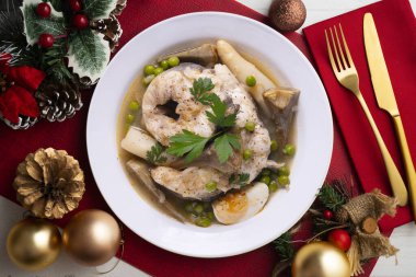 Beyaz kuşkonmaz ve yumurtalı yılan balığı. Geleneksel İspanyol mezeleri. Noel motifleriyle süslenmiş bir masada servis edilen Noel yemeği..