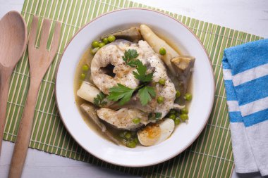 Beyaz kuşkonmaz ve yumurtalı yılan balığı. Geleneksel İspanyol mezeleri.