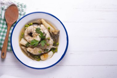 Beyaz kuşkonmaz ve yumurtalı yılan balığı. Geleneksel İspanyol mezeleri.