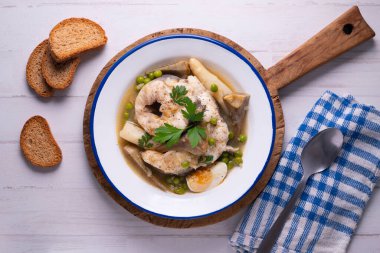 Beyaz kuşkonmaz ve yumurtalı yılan balığı. Geleneksel İspanyol mezeleri.