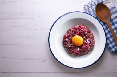 Geleneksel biftekli tartar ve yumurta sarısı..