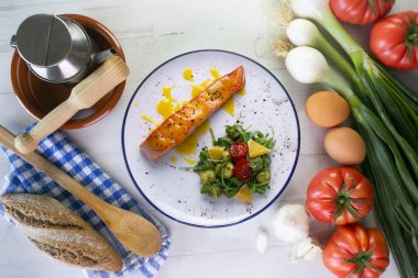 Portakal soslu ızgara somon ve salata. Tipik Akdeniz Sahil Yemekleri. 