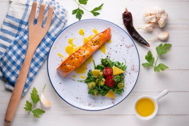 Portakal soslu ızgara somon ve salata. Tipik Akdeniz Sahil Yemekleri. 